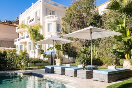 Villa Soleia : piscine et transats